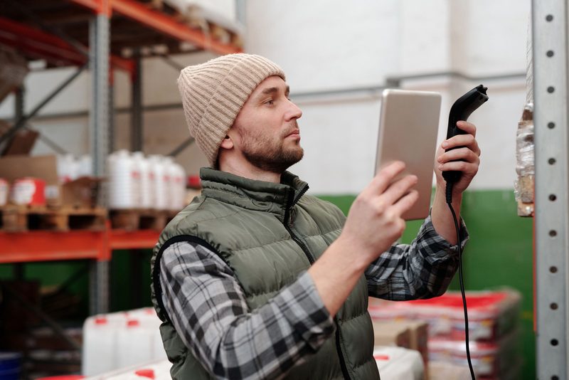 E-Commerce, Import und Handelsmarken – Etikettieren bei APOOL WERKE (Illustrationsfoto)